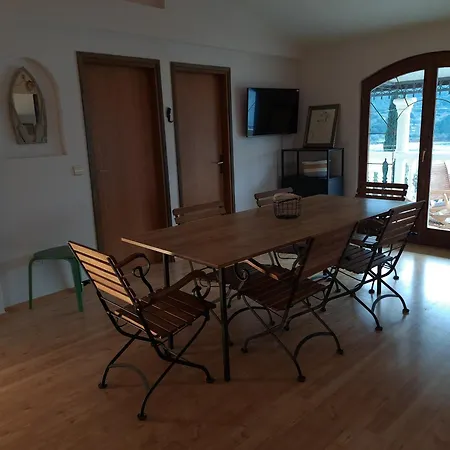 Karmela Apartment *