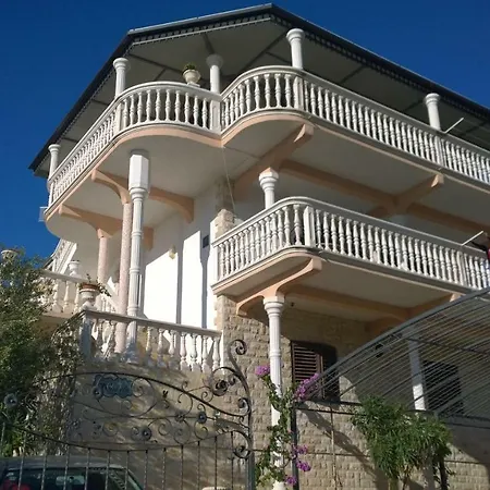 Karmela Apartment *